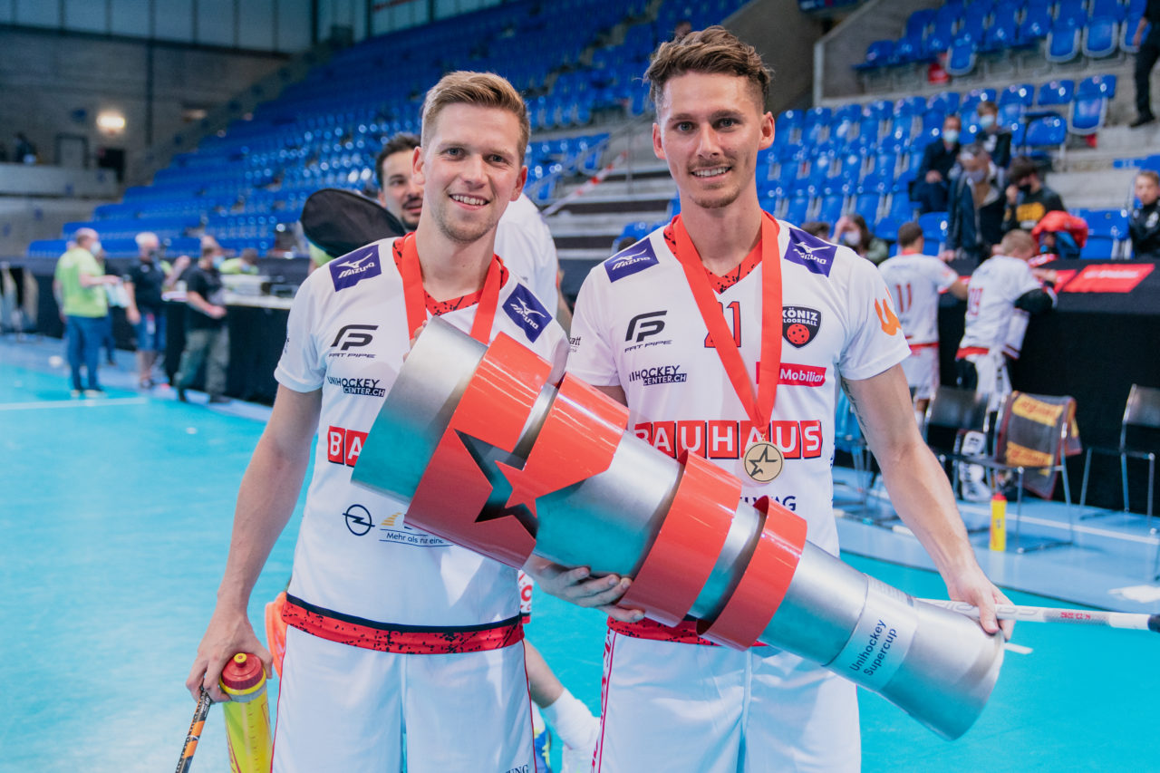 Supercup Final 4, Final Männer, Switzerland: 30.08.2020, Zürich, Saalsporthalle, Oliver Schmocker (Nr. 10, Floorball Köniz) und Reto Baumann (Nr. 21, Floorball Köniz) mit dem Pokal

Credit: Claudio Schwarz, unihockey-fotos.ch
