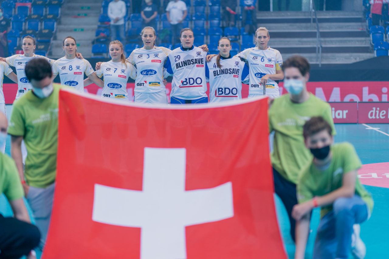Supercup Final 4, Final Frauen, Switzerland: 30.08.2020, Zürich, Saalsporthalle, die Jets bei der Nationalhymne

Credit: Claudio Schwarz, unihockey-fotos.ch