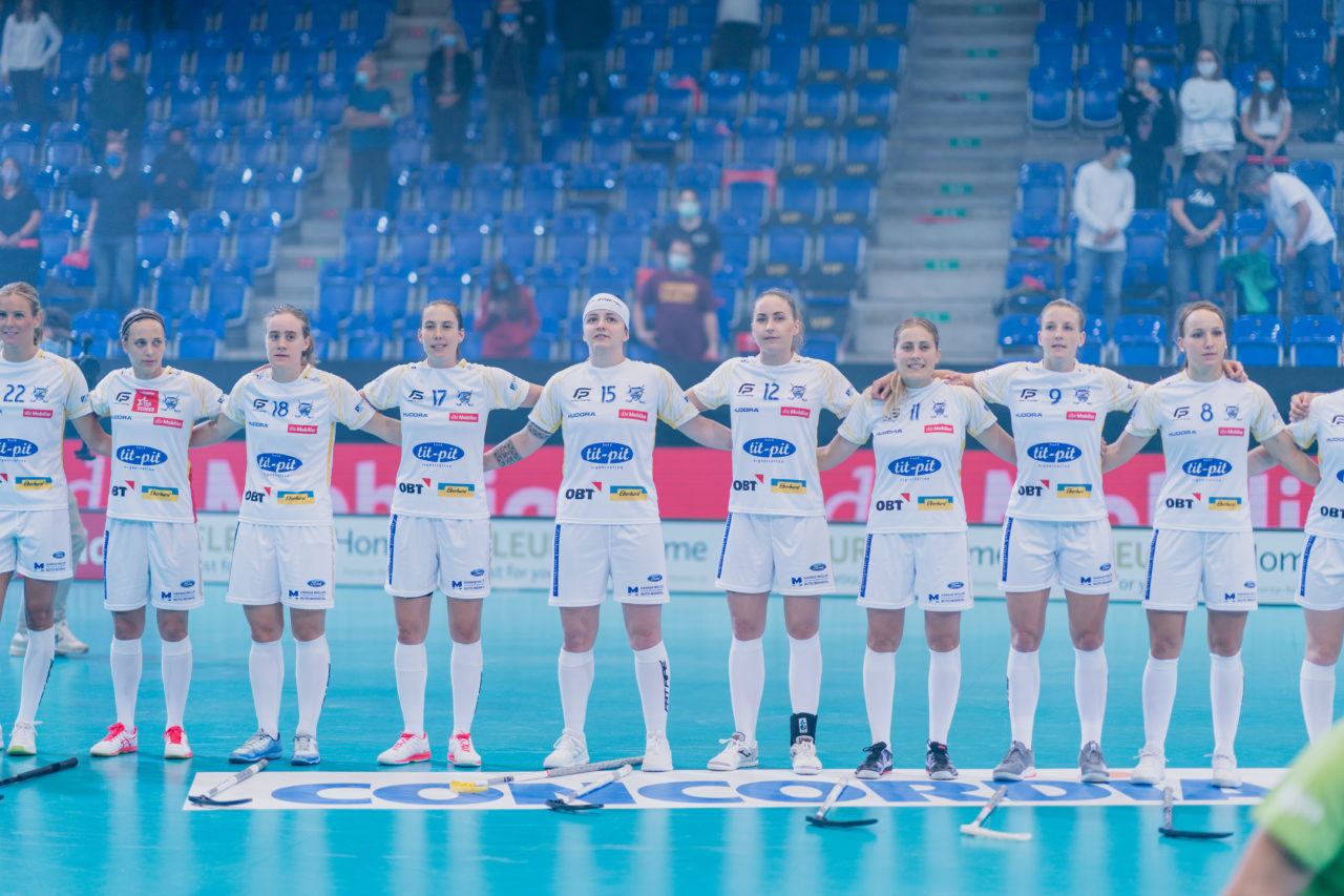 Supercup Final 4, Final Frauen, Switzerland: 30.08.2020, Zürich, Saalsporthalle, die Jets bei der Nationalhymne

Credit: Claudio Schwarz, unihockey-fotos.ch