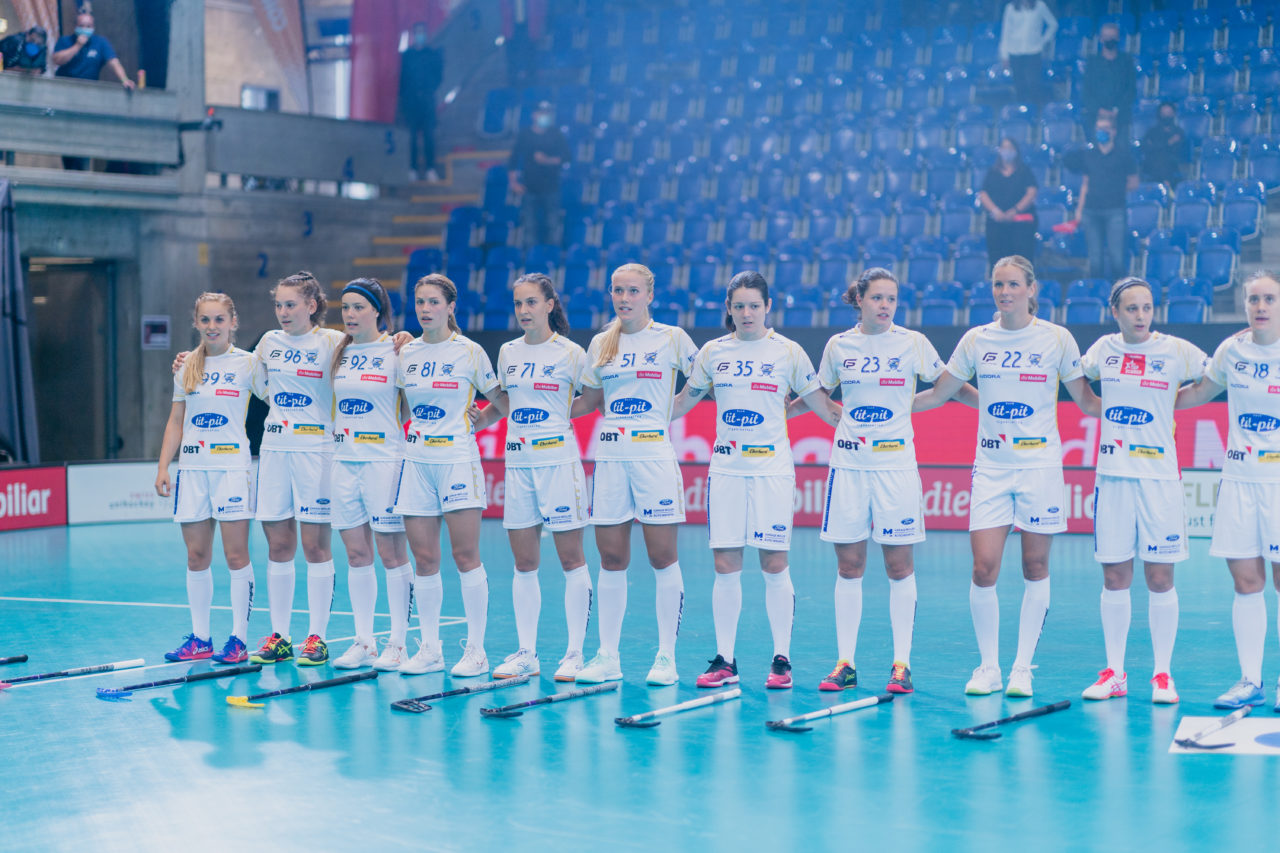 Supercup Final 4, Final Frauen, Switzerland: 30.08.2020, Zürich, Saalsporthalle, die Jets bei der Nationalhymne

Credit: Claudio Schwarz, unihockey-fotos.ch