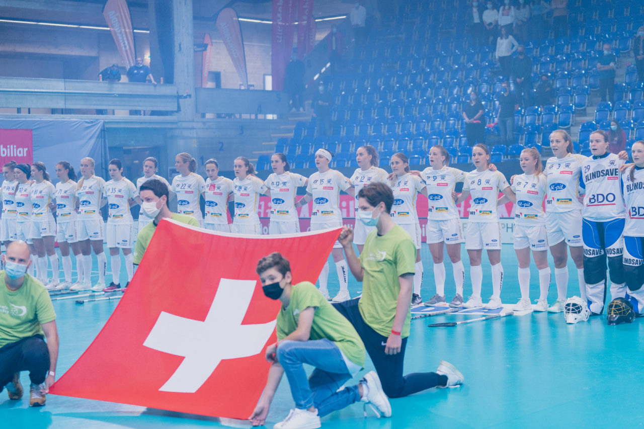 Supercup Final 4, Final Frauen, Switzerland: 30.08.2020, Zürich, Saalsporthalle, die Jets bei der Nationalhymne

Credit: Claudio Schwarz, unihockey-fotos.ch