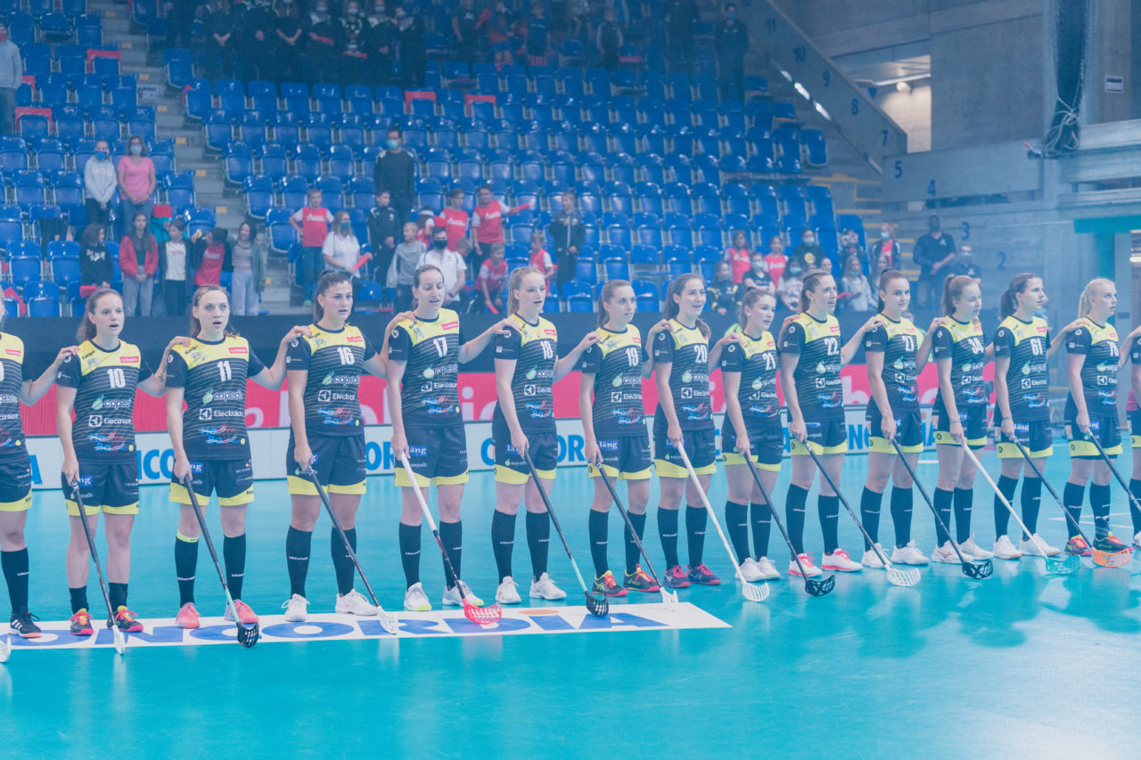 Supercup Final 4, Final Frauen, Switzerland: 30.08.2020, Zürich, Saalsporthalle, die Wizards bei der Nationalhymne

Credit: Claudio Schwarz, unihockey-fotos.ch