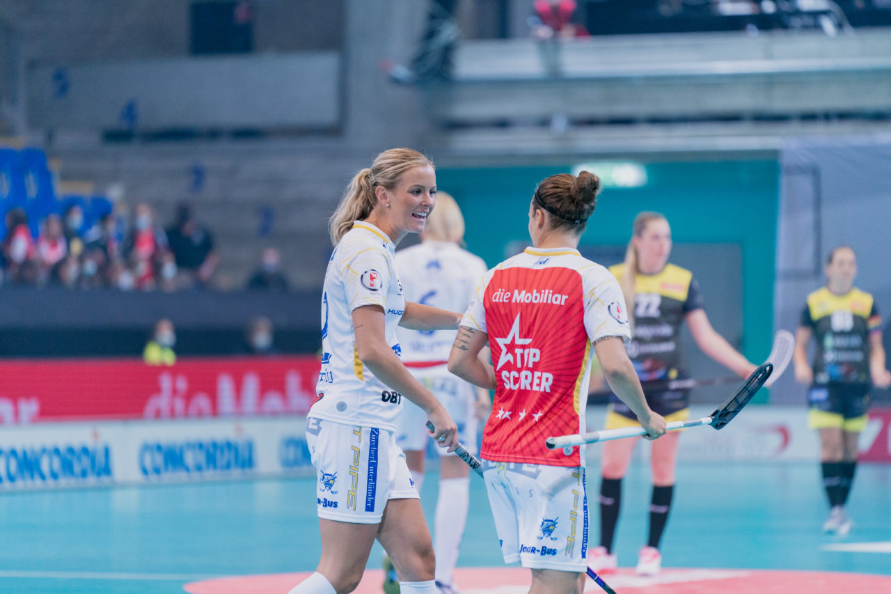 Supercup Final 4, Final Frauen, Switzerland: 30.08.2020, Zürich, Saalsporthalle, Iza Rydfjäll (Nr. 22, Kloten-Dietlikon Jets) und Julia Suter (Nr. 19, Kloten-Dietlikon Jets) im Gespräch

Credit: Claudio Schwarz, unihockey-fotos.ch