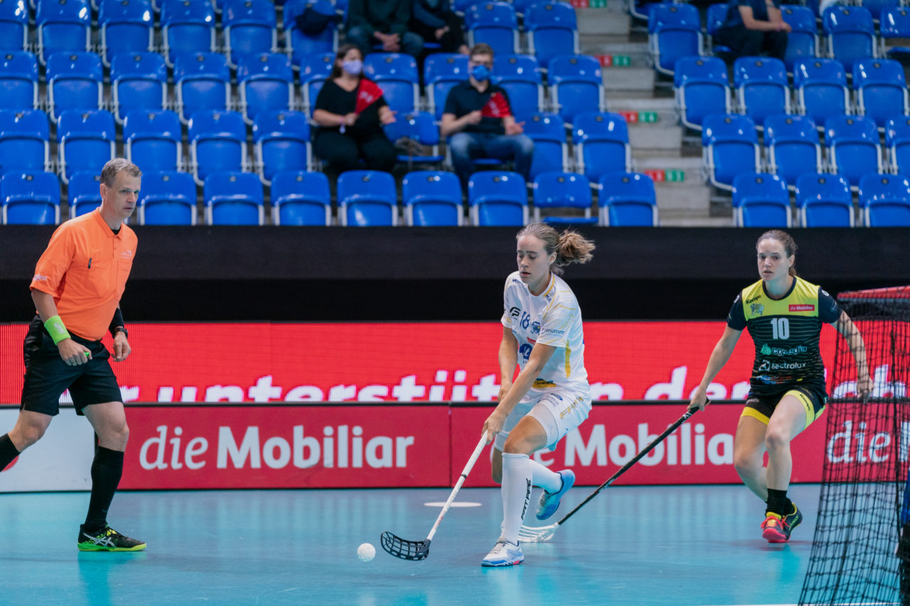 Supercup Final 4, Final Frauen, Switzerland: 30.08.2020, Zürich, Saalsporthalle, Kassandra Luck (Nr. 18, Kloten-Dietlikon Jets) spielt den Ball

Credit: Claudio Schwarz, unihockey-fotos.ch