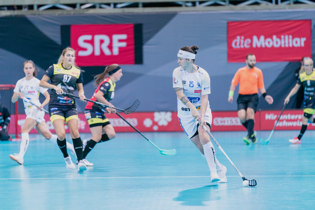 Supercup Final 4, Final Frauen, Switzerland: 30.08.2020, Zürich, Saalsporthalle, Natalie Martinakova (Nr. 15, Kloten-Dietlikon Jets) am Ball

Credit: Claudio Schwarz, unihockey-fotos.ch