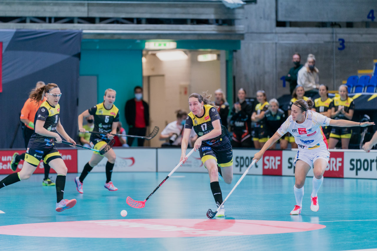 Supercup Final 4, Final Frauen, Switzerland: 30.08.2020, Zürich, Saalsporthalle, Laura Marendaz (Nr. 17, Wizards Bern Burgdorf) spielt den Ball

Credit: Claudio Schwarz, unihockey-fotos.ch