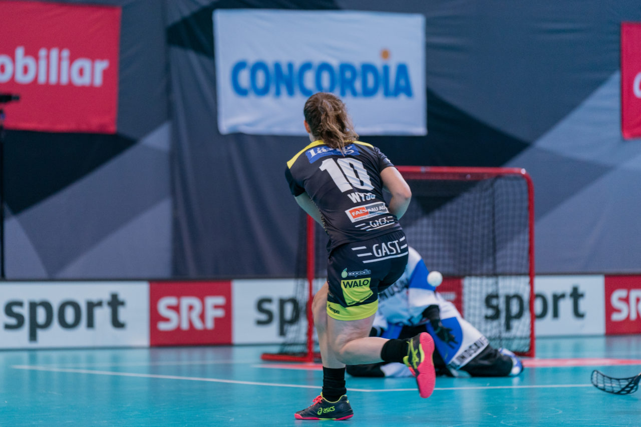Supercup Final 4, Final Frauen, Switzerland: 30.08.2020, Zürich, Saalsporthalle, Simone Wyss (Nr. 10, Wizards Bern Burgdorf) schiesst

Credit: Claudio Schwarz, unihockey-fotos.ch