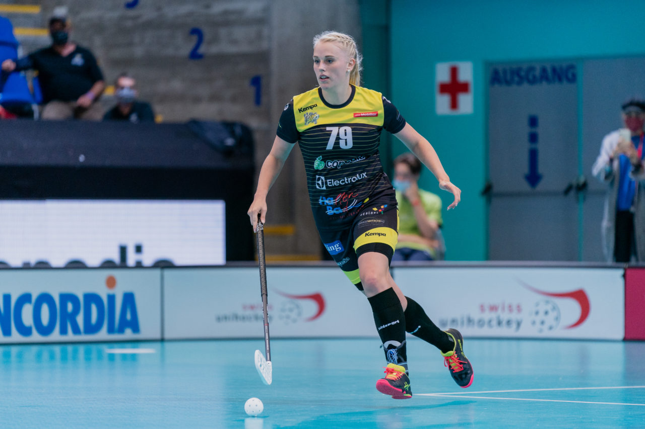 Supercup Final 4, Final Frauen, Switzerland: 30.08.2020, Zürich, Saalsporthalle, Katrin Kivirand (Nr. 79, Wizards Bern Burgdorf) am Ball

Credit: Claudio Schwarz, unihockey-fotos.ch