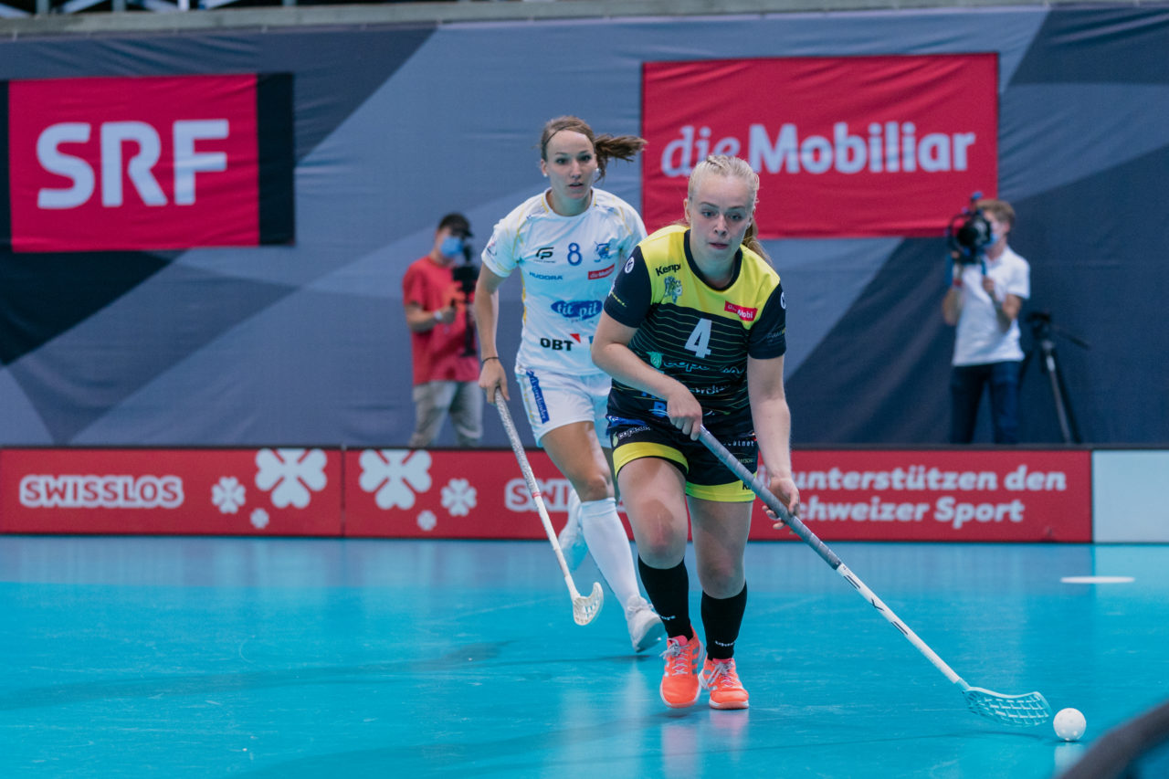 Supercup Final 4, Final Frauen, Switzerland: 30.08.2020, Zürich, Saalsporthalle, Lara Wüthrich (Nr. 4, Wizards Bern Burgdorf) am Ball

Credit: Claudio Schwarz, unihockey-fotos.ch