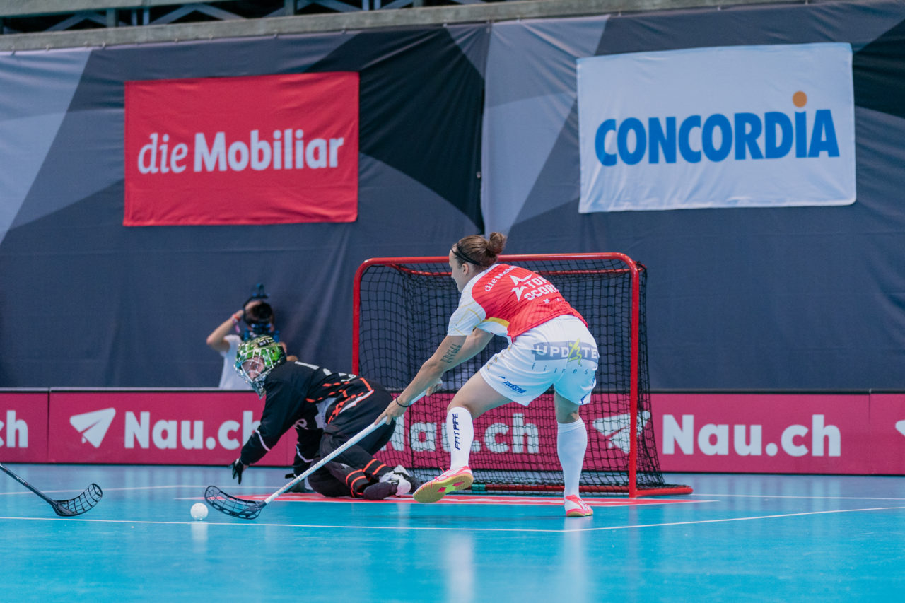 Supercup Final 4, Final Frauen, Switzerland: 30.08.2020, Zürich, Saalsporthalle, Julia Suter (Nr. 19, Kloten-Dietlikon Jets) verpasst den Ball

Credit: Claudio Schwarz, unihockey-fotos.ch