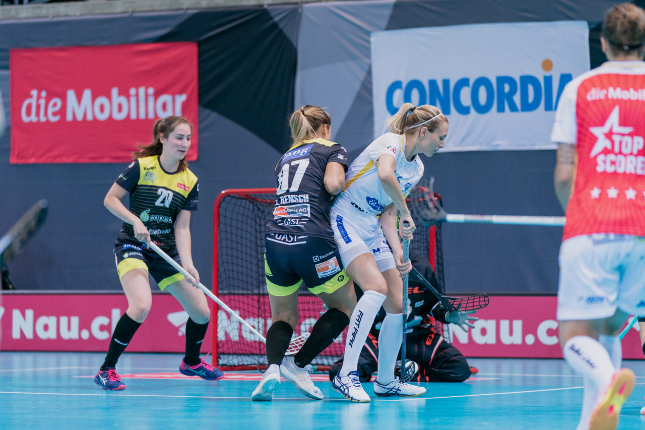 Supercup Final 4, Final Frauen, Switzerland: 30.08.2020, Zürich, Saalsporthalle, Michelle Wiki (Nr. 6, Kloten-Dietlikon Jets) vor dem Tor

Credit: Claudio Schwarz, unihockey-fotos.ch