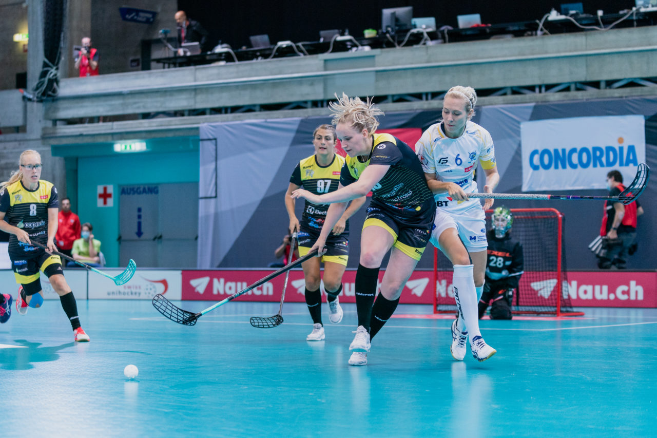 Supercup Final 4, Final Frauen, Switzerland: 30.08.2020, Zürich, Saalsporthalle, Lea Hanimann (Nr. 18, Wizards Bern Burgdorf) im Zweikampf mit Michelle Wiki (Nr. 6, Kloten-Dietlikon Jets) 

Credit: Claudio Schwarz, unihockey-fotos.ch
