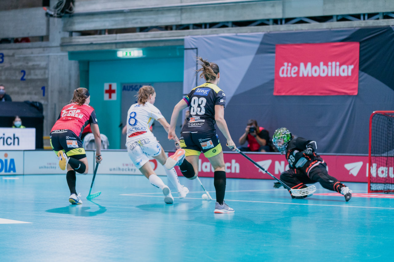 Supercup Final 4, Final Frauen, Switzerland: 30.08.2020, Zürich, Saalsporthalle, Brigitte Mischler (Nr. 8, Kloten-Dietlikon Jets) am Ball

Credit: Claudio Schwarz, unihockey-fotos.ch