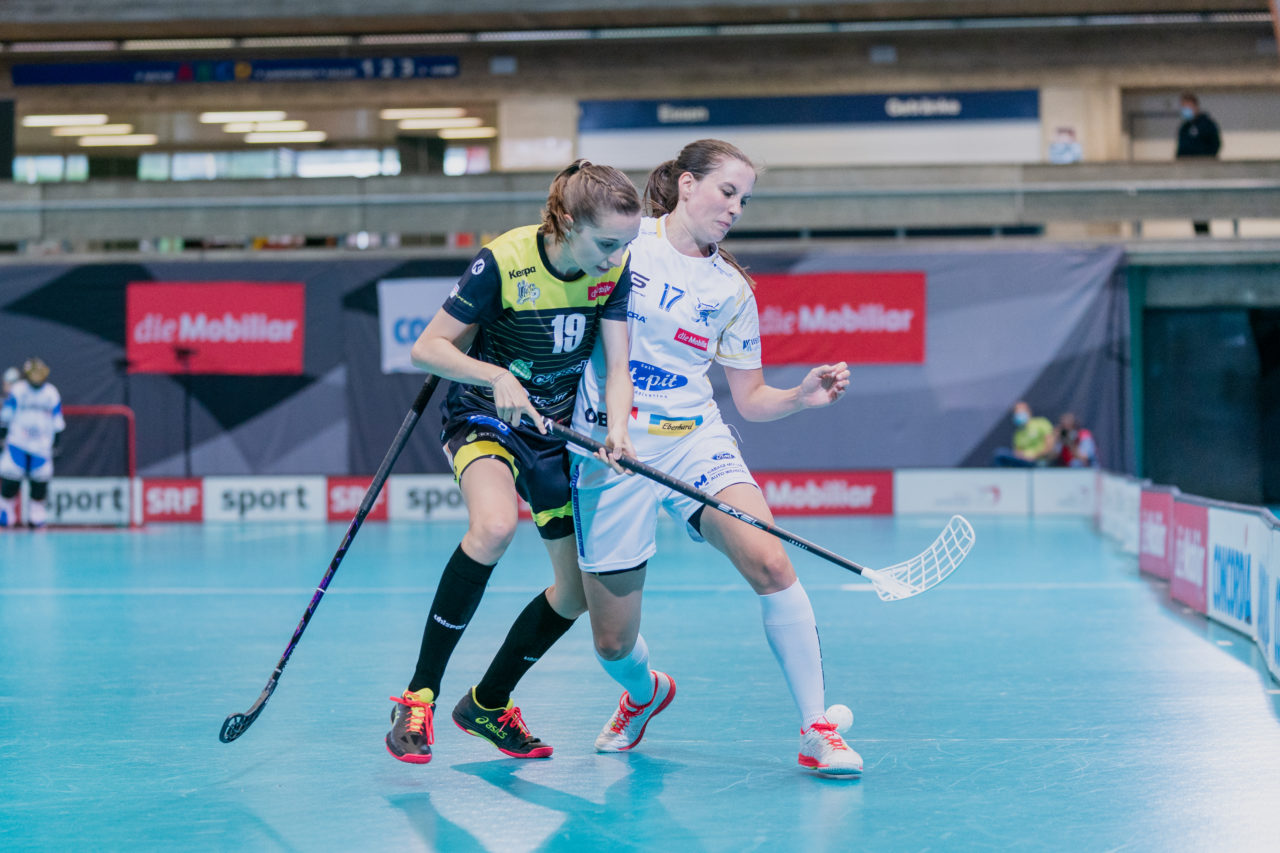 Supercup Final 4, Final Frauen, Switzerland: 30.08.2020, Zürich, Saalsporthalle, Eliane Ganz (Nr. 19, Wizards Bern Burgdorf) im Zweikampf mit Evelyne Ackermann (Nr. 17, Kloten-Dietlikon Jets) 

Credit: Claudio Schwarz, unihockey-fotos.ch