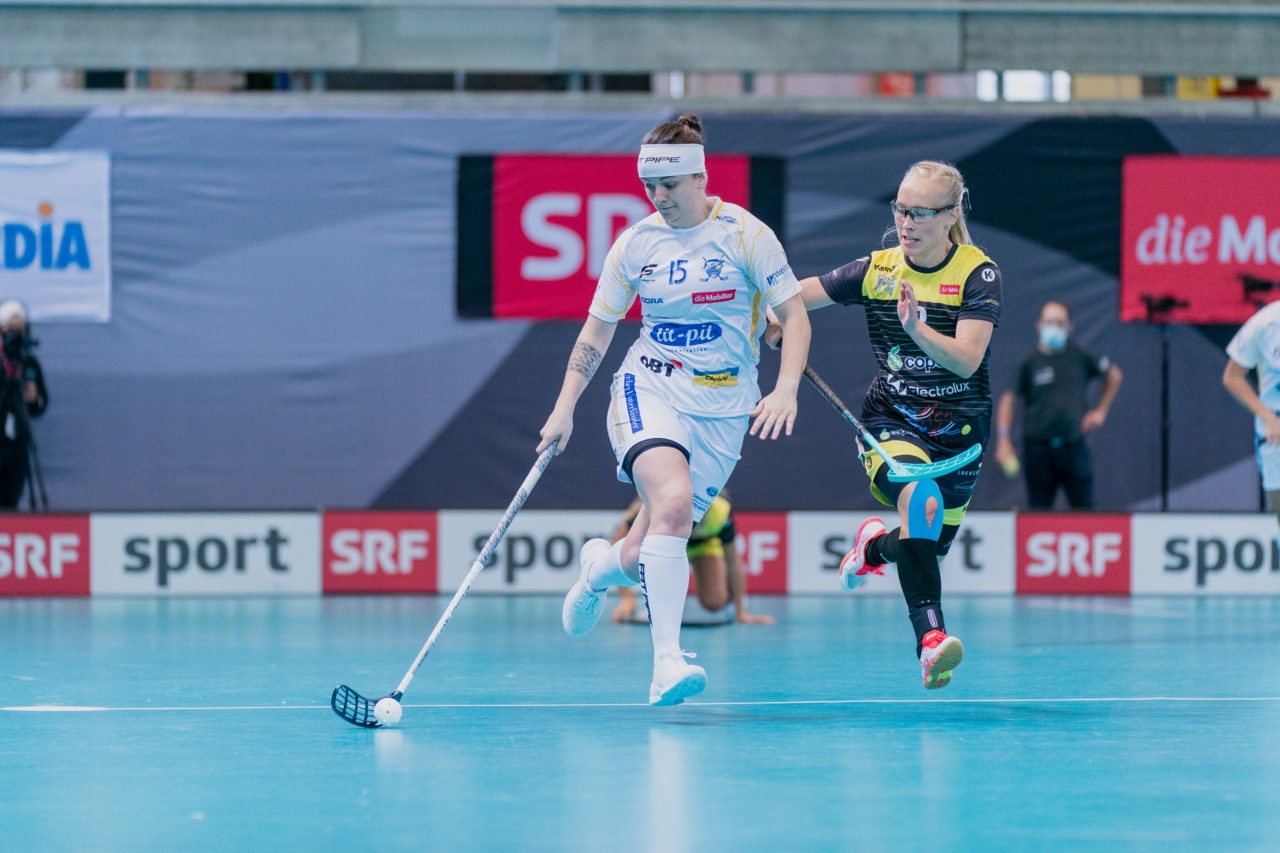 Supercup Final 4, Final Frauen, Switzerland: 30.08.2020, Zürich, Saalsporthalle, Natalie Martinakova (Nr. 15, Kloten-Dietlikon Jets) am Ball

Credit: Claudio Schwarz, unihockey-fotos.ch