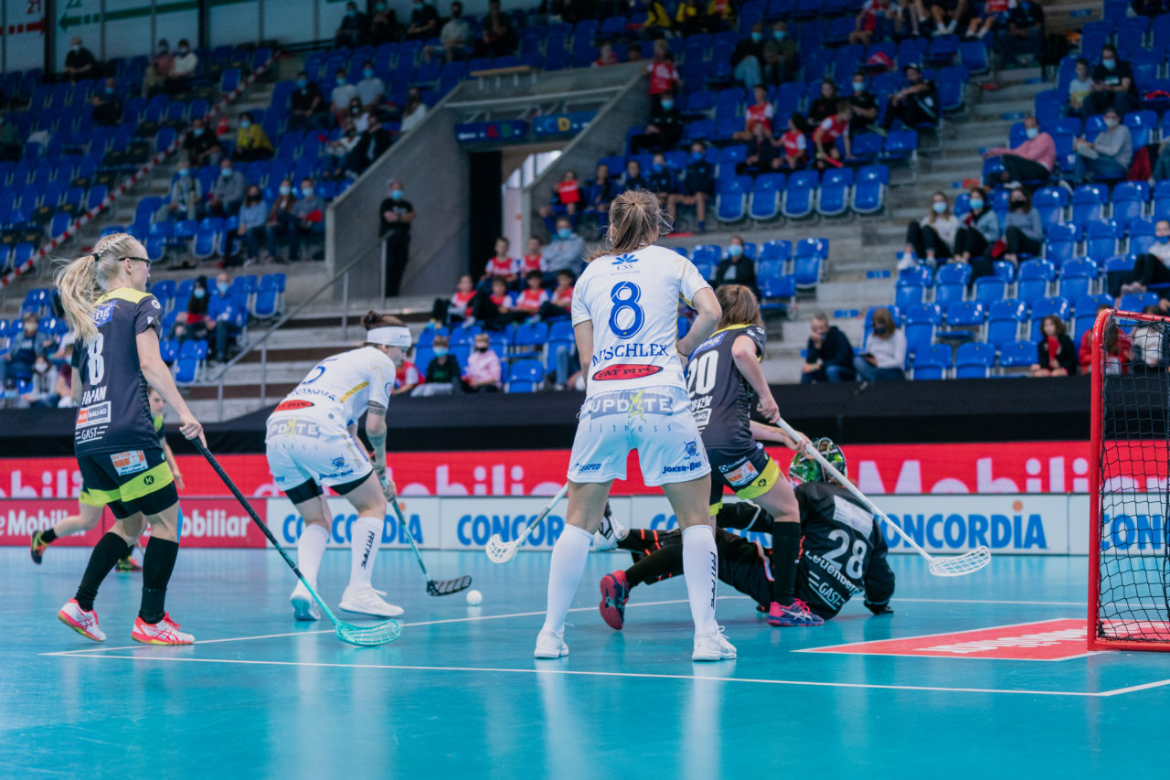 Supercup Final 4, Final Frauen, Switzerland: 30.08.2020, Zürich, Saalsporthalle, Natalie Martinakova (Nr. 15, Kloten-Dietlikon Jets) verpasst

Credit: Claudio Schwarz, unihockey-fotos.ch