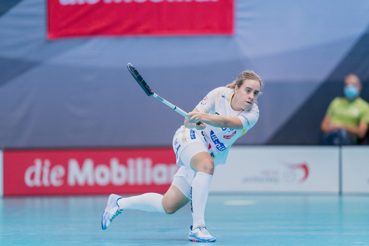 Supercup Final 4, Final Frauen, Switzerland: 30.08.2020, Zürich, Saalsporthalle, Evelyne Ackermann (Nr. 17, Kloten-Dietlikon Jets) spielt den Ball

Credit: Claudio Schwarz, unihockey-fotos.ch