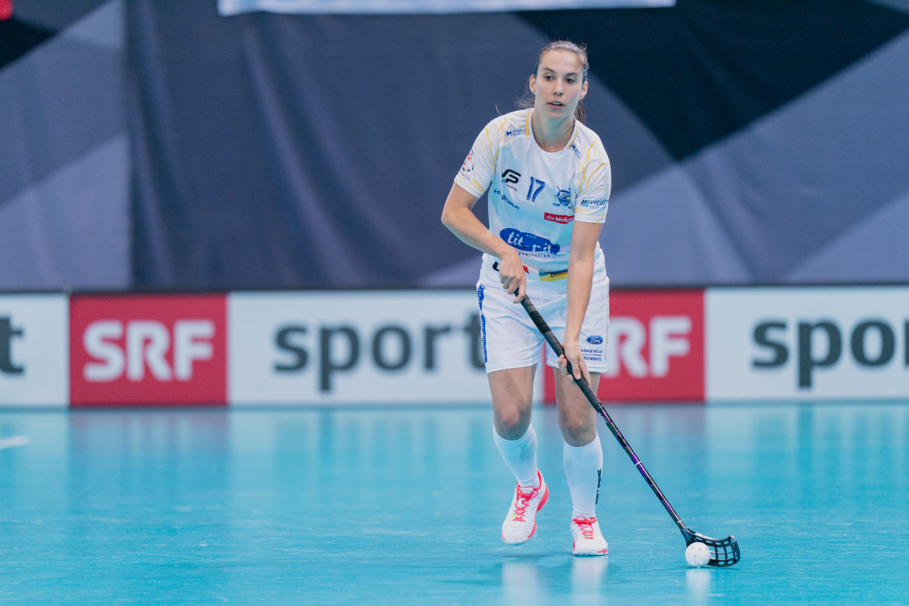 Supercup Final 4, Final Frauen, Switzerland: 30.08.2020, Zürich, Saalsporthalle, Evelyne Ackermann (Nr. 17, Kloten-Dietlikon Jets) am Ball

Credit: Claudio Schwarz, unihockey-fotos.ch
