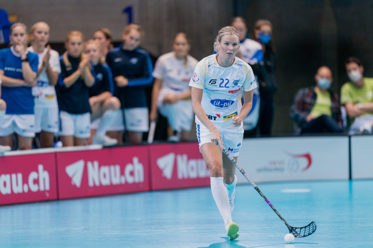 Supercup Final 4, Final Frauen, Switzerland: 30.08.2020, Zürich, Saalsporthalle, Iza Rydfjäll (Nr. 22, Kloten-Dietlikon Jets) am Ball

Credit: Claudio Schwarz, unihockey-fotos.ch