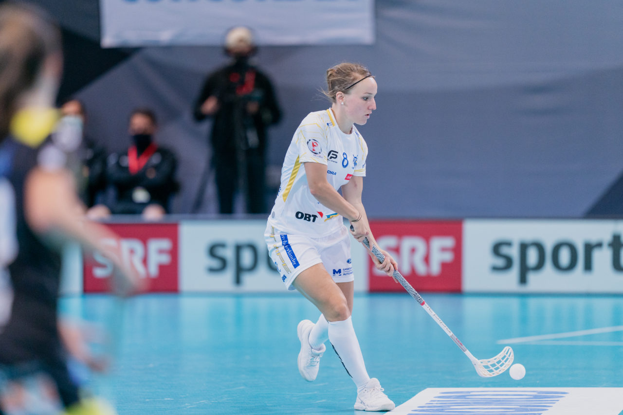 Supercup Final 4, Final Frauen, Switzerland: 30.08.2020, Zürich, Saalsporthalle, Brigitte Mischler (Nr. 8, Kloten-Dietlikon Jets) spielt den Ball

Credit: Claudio Schwarz, unihockey-fotos.ch