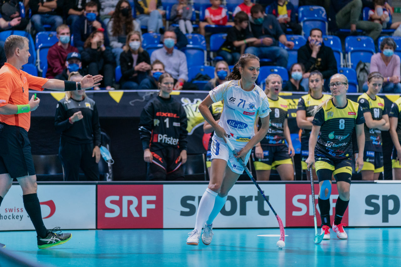 Supercup Final 4, Final Frauen, Switzerland: 30.08.2020, Zürich, Saalsporthalle, Nina Metzger (Nr. 71, Kloten-Dietlikon Jets) am Ball

Credit: Claudio Schwarz, unihockey-fotos.ch