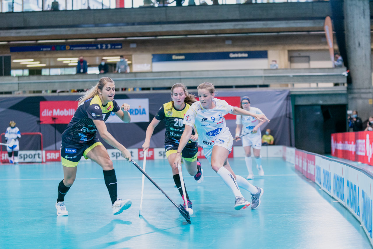 Supercup Final 4, Final Frauen, Switzerland: 30.08.2020, Zürich, Saalsporthalle, Mirjam Hintermann (Nr. 9, Kloten-Dietlikon Jets) wird von Chiara Rensch (Nr. 97, Wizards Bern Burgdorf) gestört

Credit: Claudio Schwarz, unihockey-fotos.ch