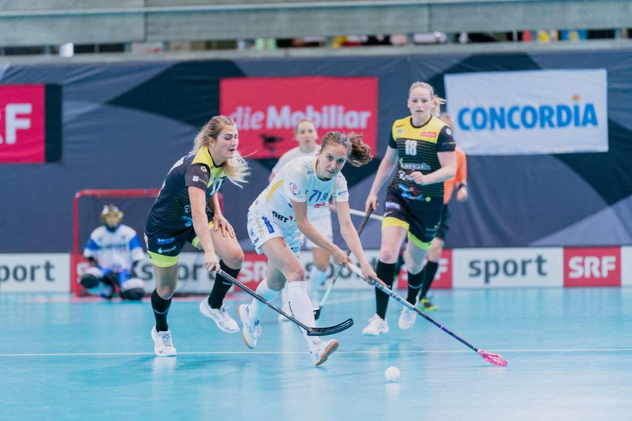 Supercup Final 4, Final Frauen, Switzerland: 30.08.2020, Zürich, Saalsporthalle, Nina Metzger (Nr. 71, Kloten-Dietlikon Jets) spielt den Ball

Credit: Claudio Schwarz, unihockey-fotos.ch