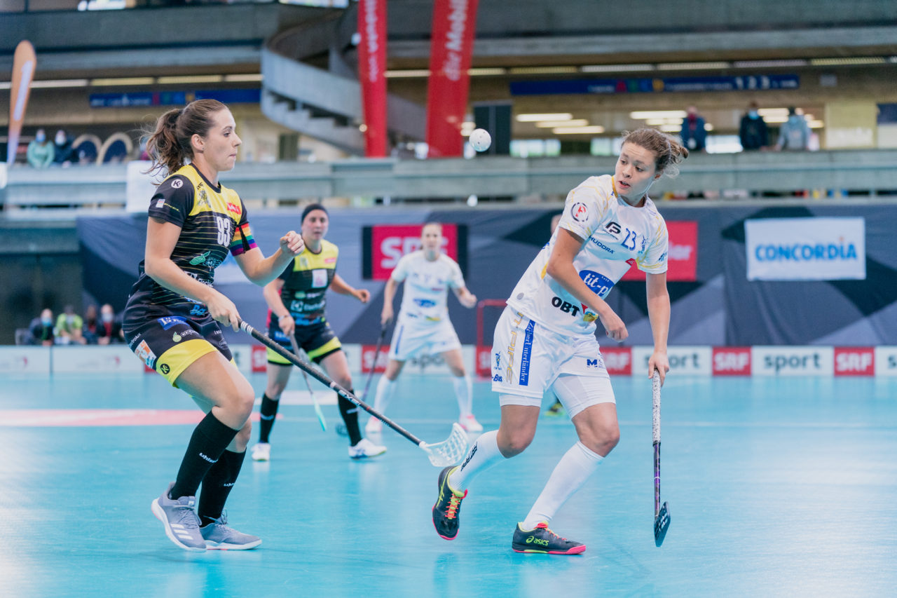 Supercup Final 4, Final Frauen, Switzerland: 30.08.2020, Zürich, Saalsporthalle, Isabelle Gerig (Nr. 23, Kloten-Dietlikon Jets) schaut den Ball an

Credit: Claudio Schwarz, unihockey-fotos.ch