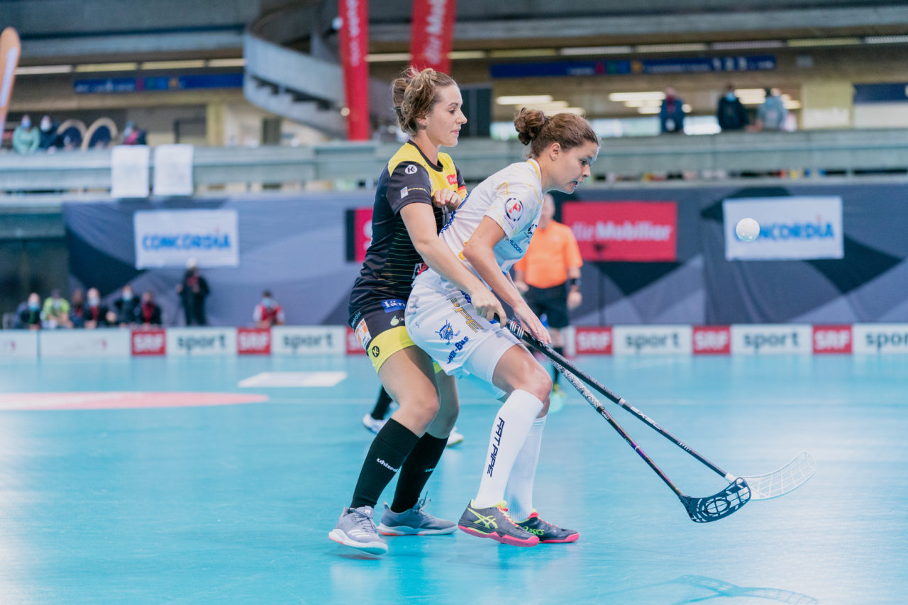 Supercup Final 4, Final Frauen, Switzerland: 30.08.2020, Zürich, Saalsporthalle, Isabelle Gerig (Nr. 23, Kloten-Dietlikon Jets) schaut den Ball an

Credit: Claudio Schwarz, unihockey-fotos.ch