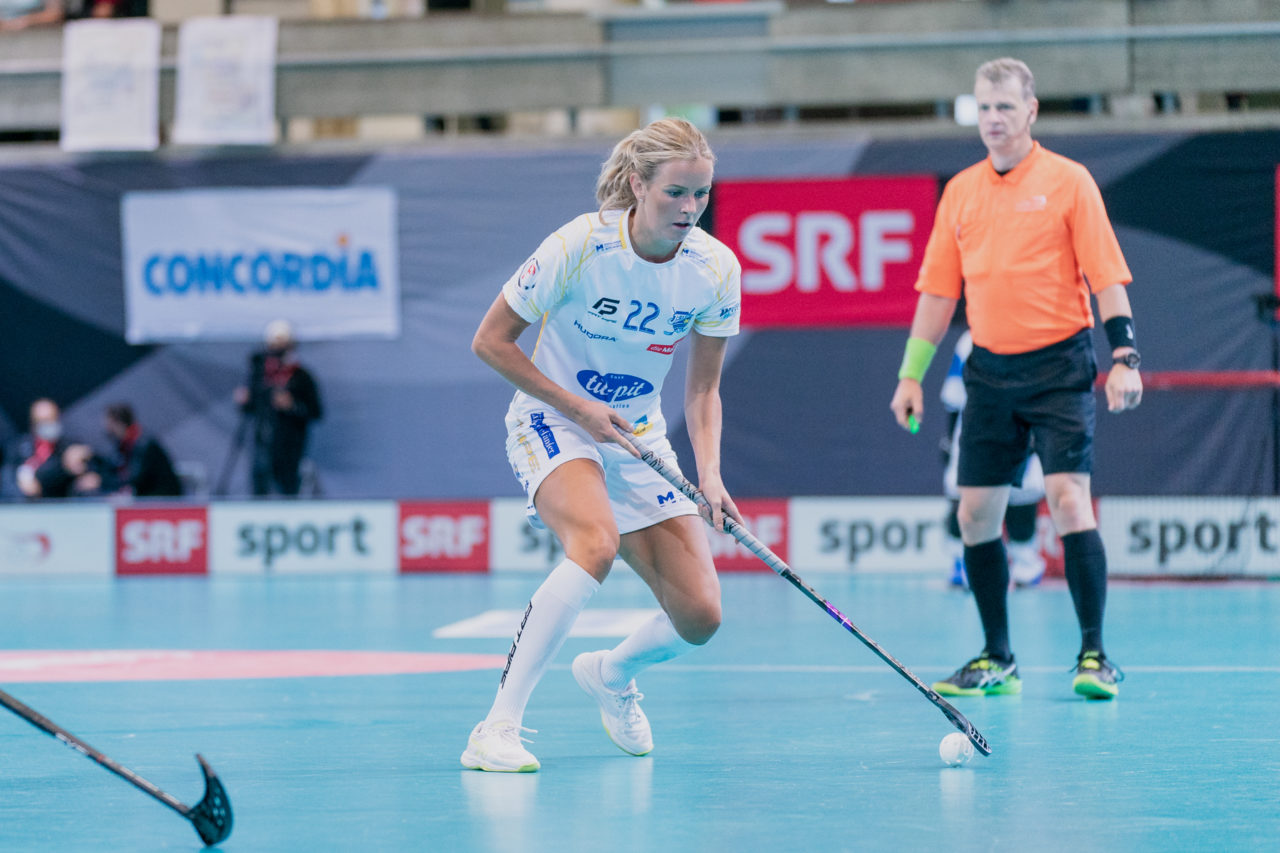 Supercup Final 4, Final Frauen, Switzerland: 30.08.2020, Zürich, Saalsporthalle, Iza Rydfjäll (Nr. 22, Kloten-Dietlikon Jets) am Ball

Credit: Claudio Schwarz, unihockey-fotos.ch