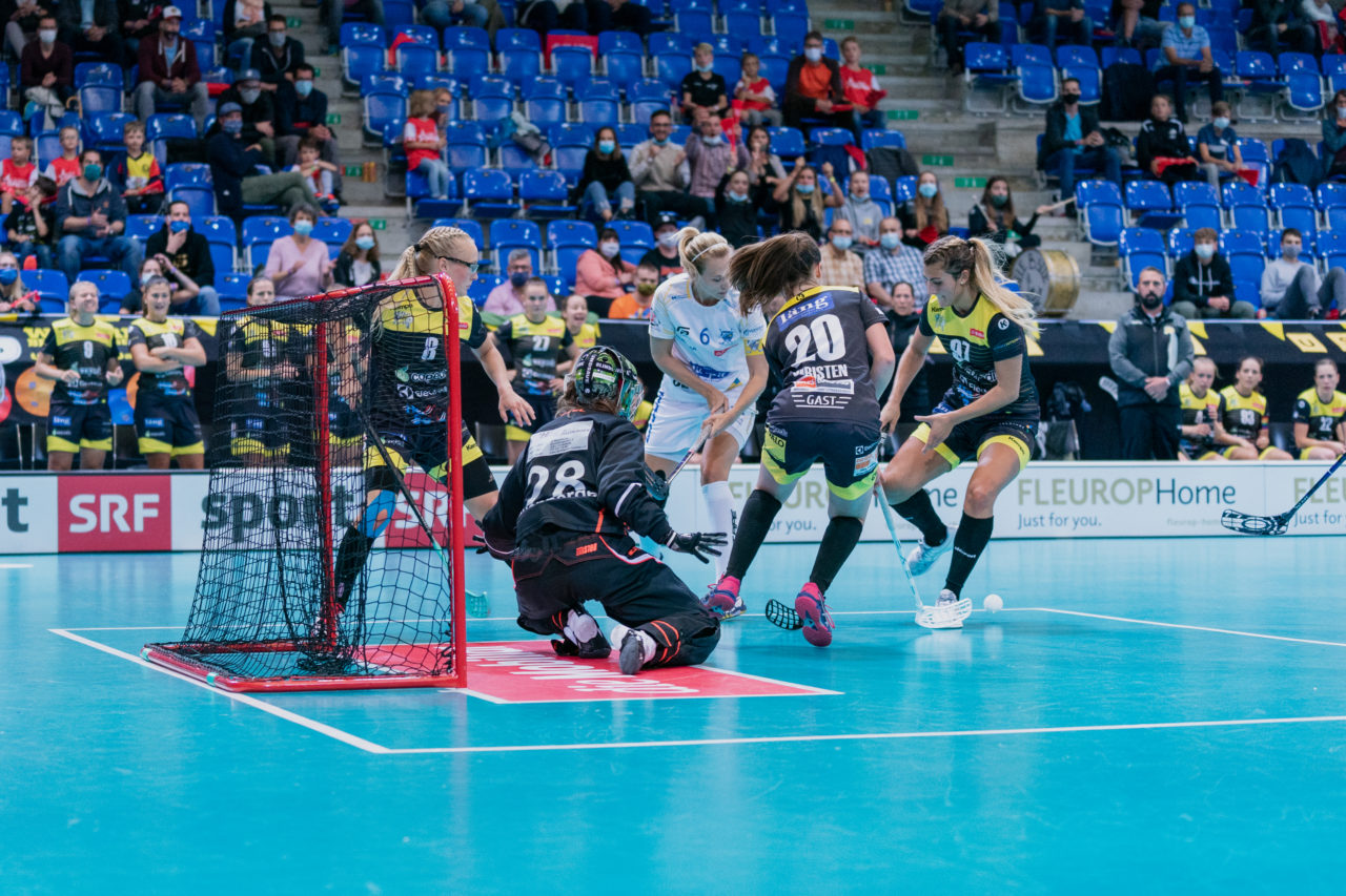 Supercup Final 4, Final Frauen, Switzerland: 30.08.2020, Zürich, Saalsporthalle, Gewusel vor dem Tor

Credit: Claudio Schwarz, unihockey-fotos.ch