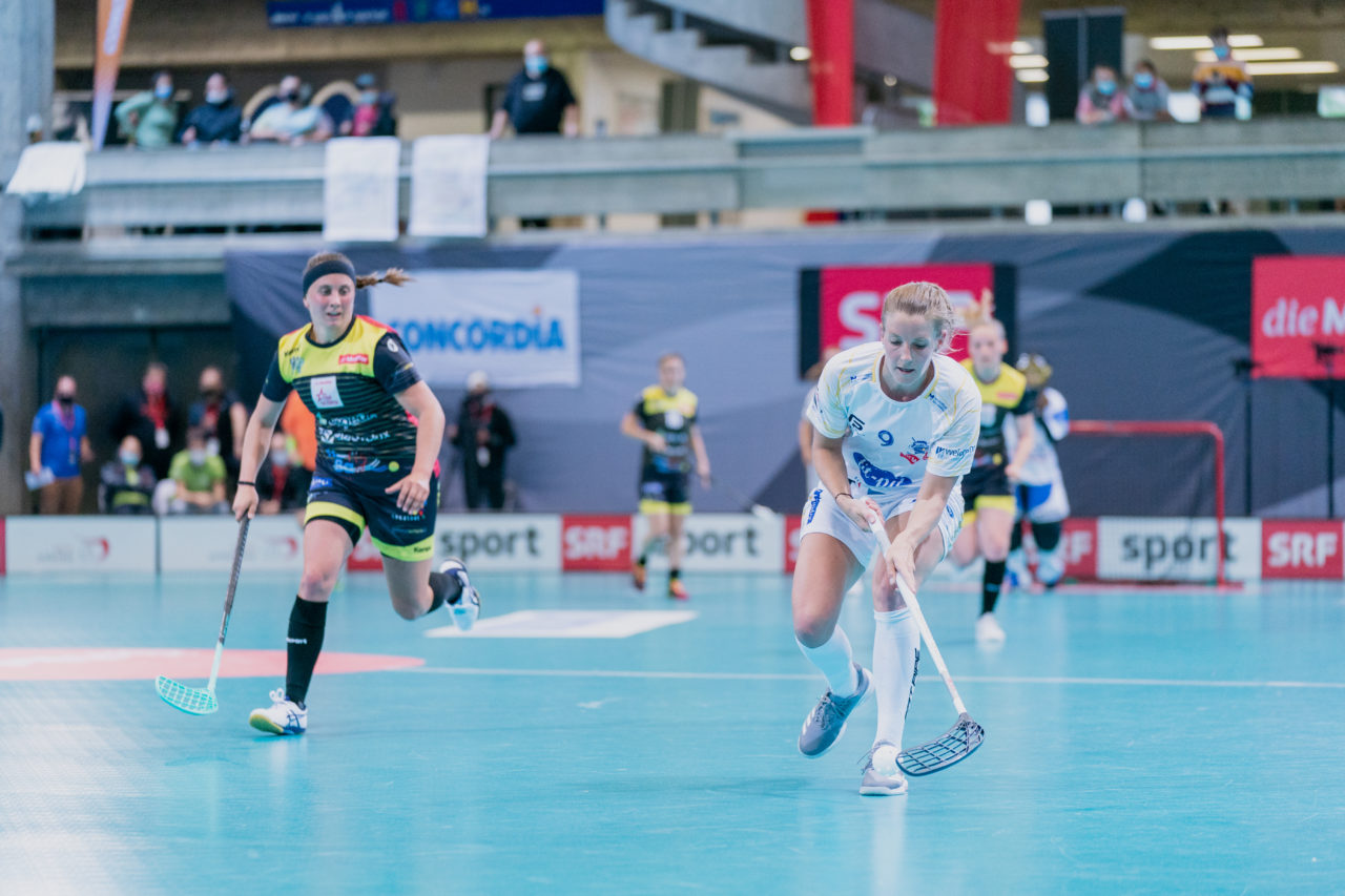 Supercup Final 4, Final Frauen, Switzerland: 30.08.2020, Zürich, Saalsporthalle, Mirjam Hintermann (Nr. 9, Kloten-Dietlikon Jets) am Ball

Credit: Claudio Schwarz, unihockey-fotos.ch
