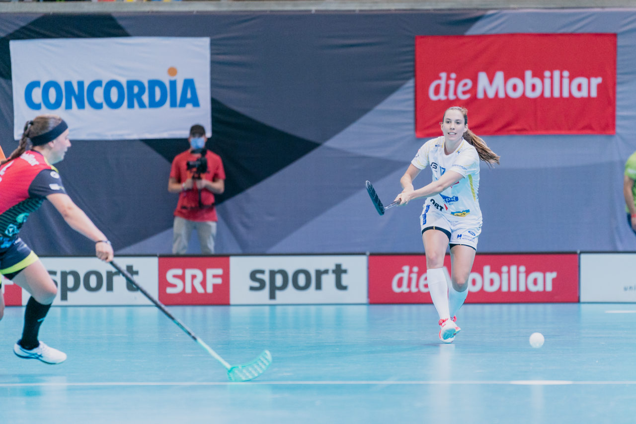 Supercup Final 4, Final Frauen, Switzerland: 30.08.2020, Zürich, Saalsporthalle, Evelyne Ackermann (Nr. 17, Kloten-Dietlikon Jets) spielt den Ball

Credit: Claudio Schwarz, unihockey-fotos.ch