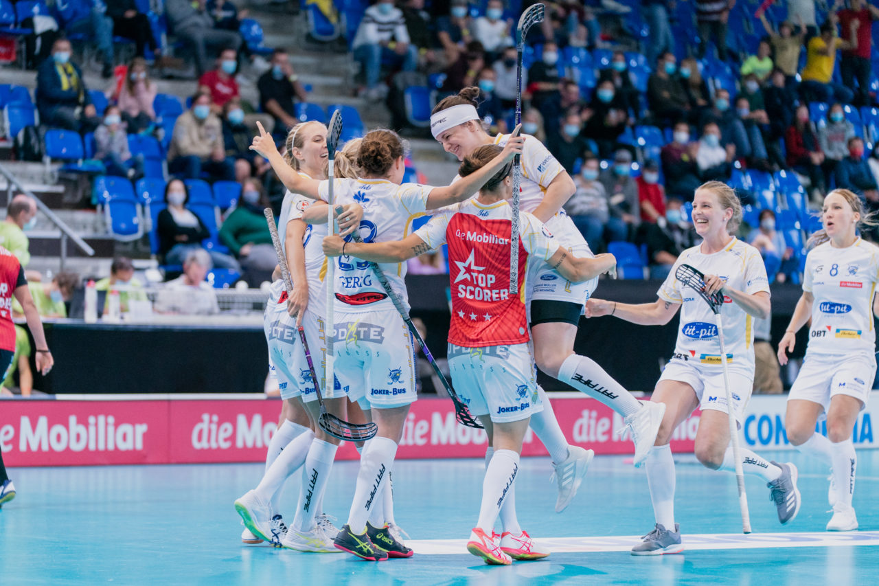 Supercup Final 4, Final Frauen, Switzerland: 30.08.2020, Zürich, Saalsporthalle, die Jets bejubeln den Supercup Sieg

Credit: Claudio Schwarz, unihockey-fotos.ch