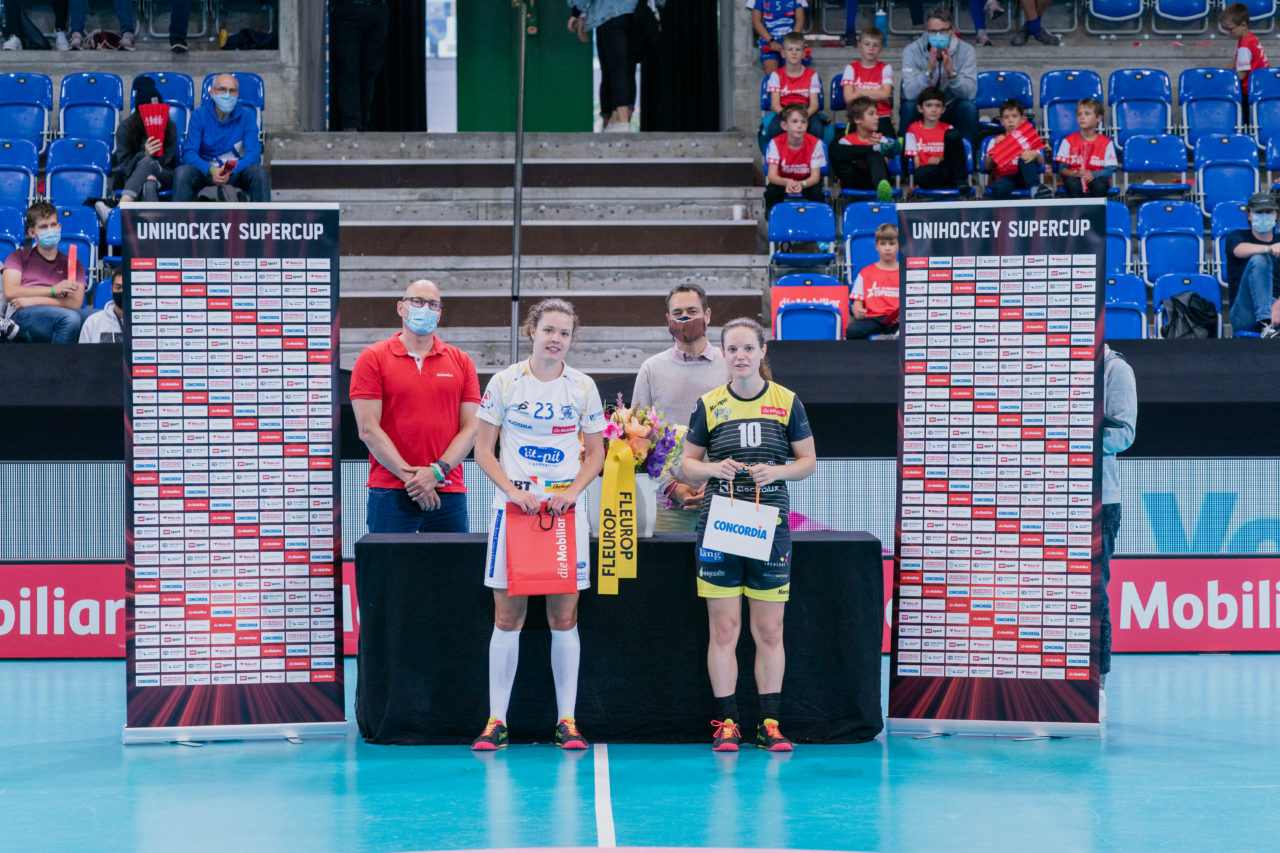 Supercup Final 4, Final Frauen, Switzerland: 30.08.2020, Zürich, Saalsporthalle, Best-Player Isabelle Gerig (Nr. 23, Kloten-Dietlikon Jets) und Simone Wyss (Nr. 10, Wizards Bern Burgdorf) 

Credit: Claudio Schwarz, unihockey-fotos.ch