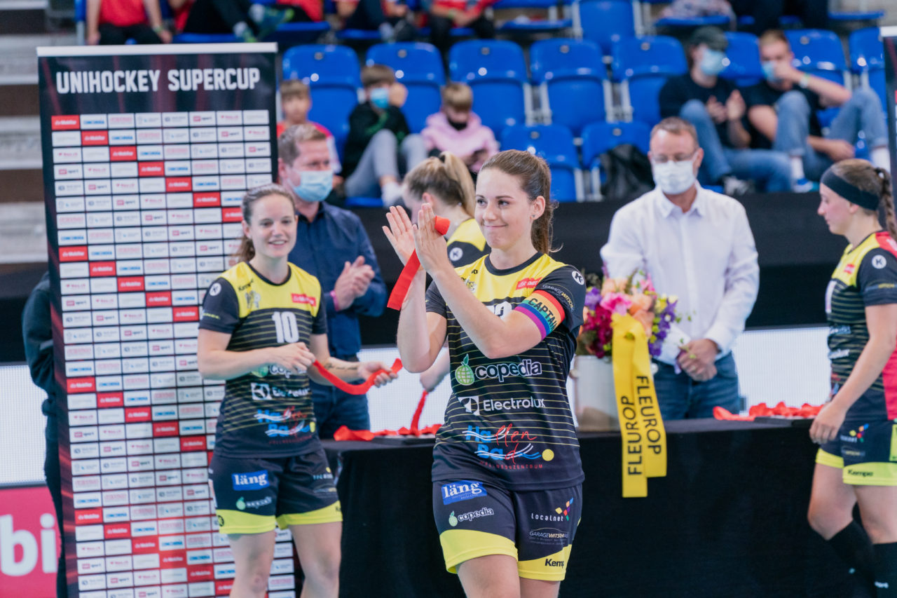 Supercup Final 4, Final Frauen, Switzerland: 30.08.2020, Zürich, Saalsporthalle, Romina Rudin (Nr. 93, Wizards Bern Burgdorf) applaudiert den Jets

Credit: Claudio Schwarz, unihockey-fotos.ch