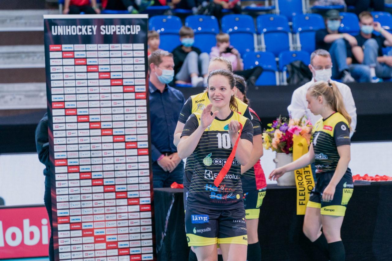 Supercup Final 4, Final Frauen, Switzerland: 30.08.2020, Zürich, Saalsporthalle, Simone Wyss (Nr. 10, Wizards Bern Burgdorf) applaudiert den Jets

Credit: Claudio Schwarz, unihockey-fotos.ch