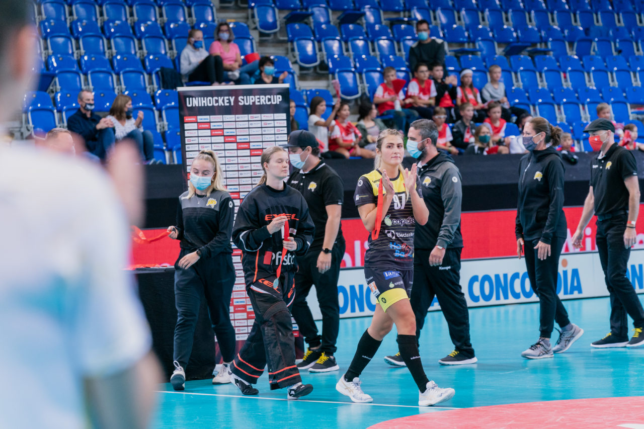 Supercup Final 4, Final Frauen, Switzerland: 30.08.2020, Zürich, Saalsporthalle, Chiara Rensch (Nr. 97, Wizards Bern Burgdorf) applaudiert den Jets

Credit: Claudio Schwarz, unihockey-fotos.ch