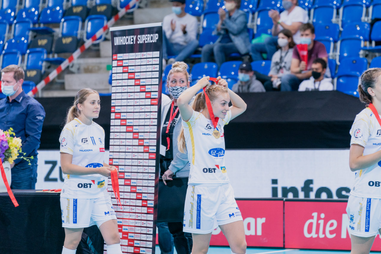 Supercup Final 4, Final Frauen, Switzerland: 30.08.2020, Zürich, Saalsporthalle, Ladina Müller (Nr. 99, Kloten-Dietlikon Jets) zieht sich die Medaille selber an

Credit: Claudio Schwarz, unihockey-fotos.ch