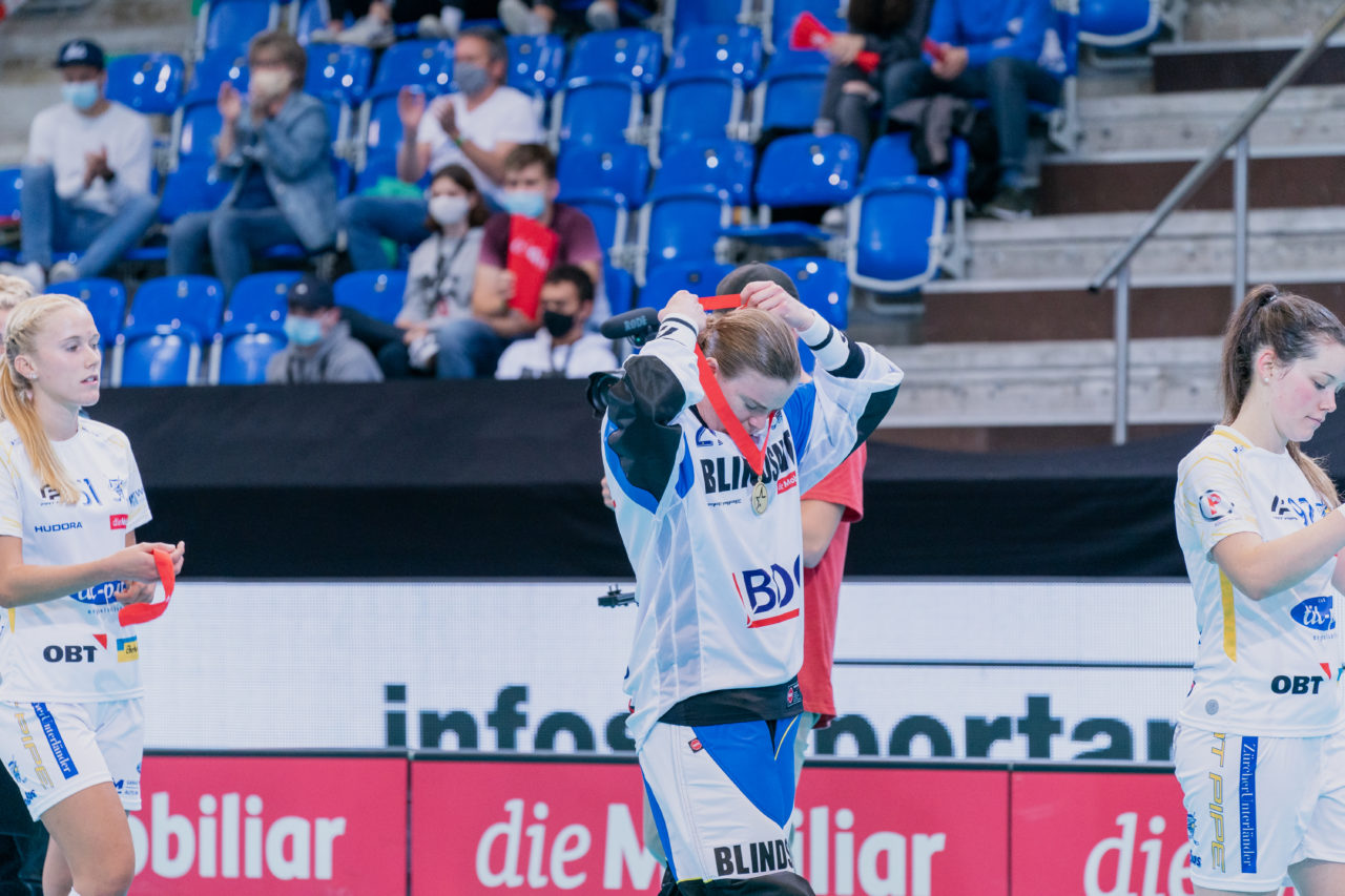 Supercup Final 4, Final Frauen, Switzerland: 30.08.2020, Zürich, Saalsporthalle, Monika Schmid (Nr. 29, Kloten-Dietlikon Jets) zieht sich die Medaille selber an

Credit: Claudio Schwarz, unihockey-fotos.ch