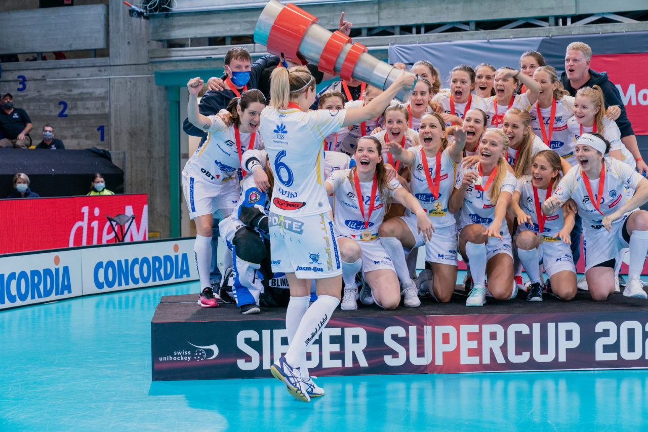 Supercup Final 4, Final Frauen, Switzerland: 30.08.2020, Zürich, Saalsporthalle, Michelle Wiki (Nr. 6, Kloten-Dietlikon Jets) hievt den Pokal in die Höhe

Credit: Claudio Schwarz, unihockey-fotos.ch