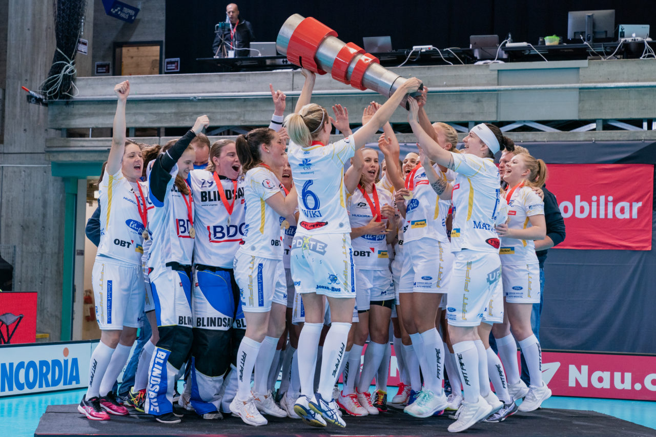 Supercup Final 4, Final Frauen, Switzerland: 30.08.2020, Zürich, Saalsporthalle, Michelle Wiki (Nr. 6, Kloten-Dietlikon Jets) hievt den Pokal in die Höhe

Credit: Claudio Schwarz, unihockey-fotos.ch