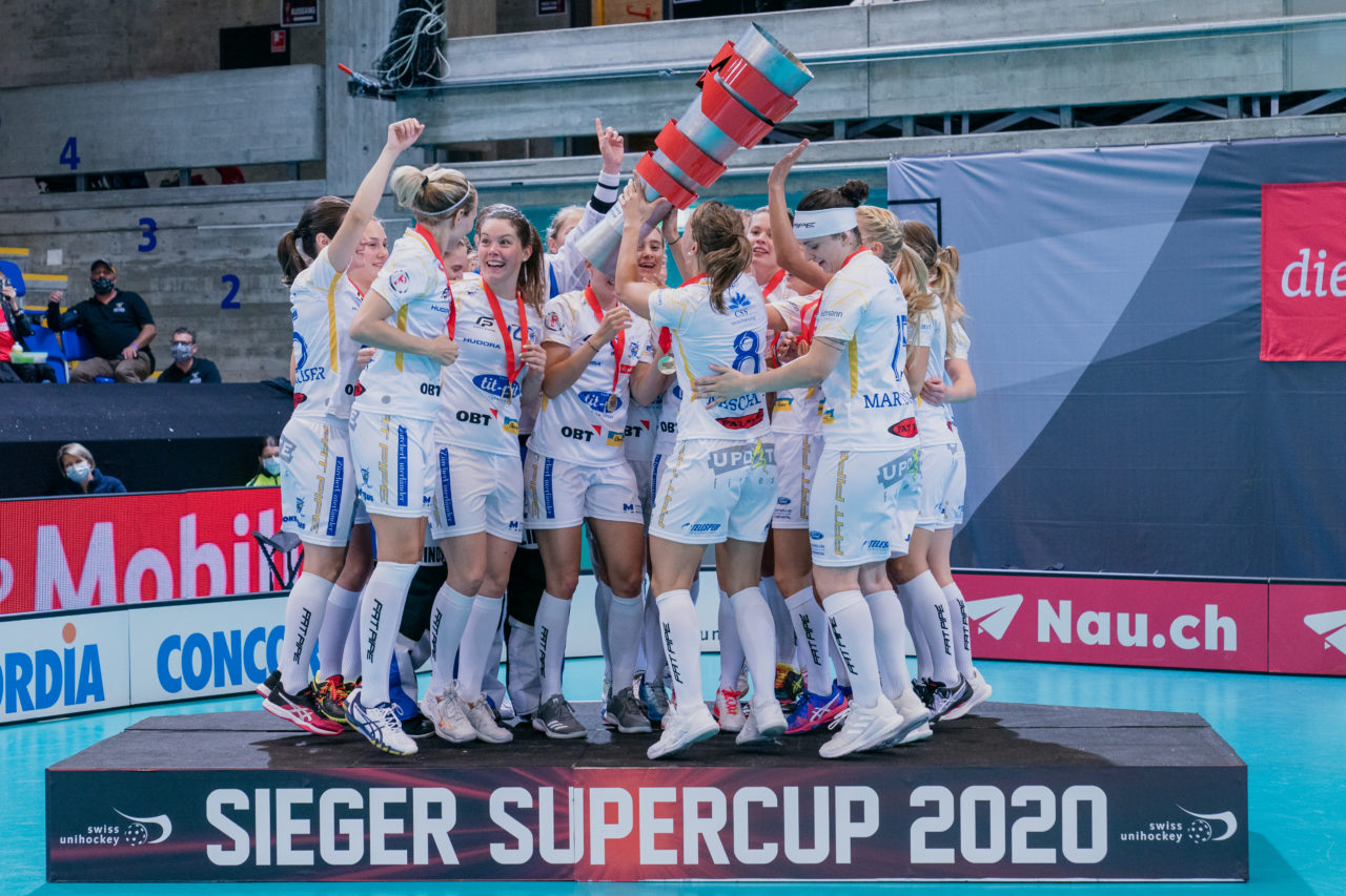 Supercup Final 4, Final Frauen, Switzerland: 30.08.2020, Zürich, Saalsporthalle, die Jets feiern den Supercup Sieg

Credit: Claudio Schwarz, unihockey-fotos.ch