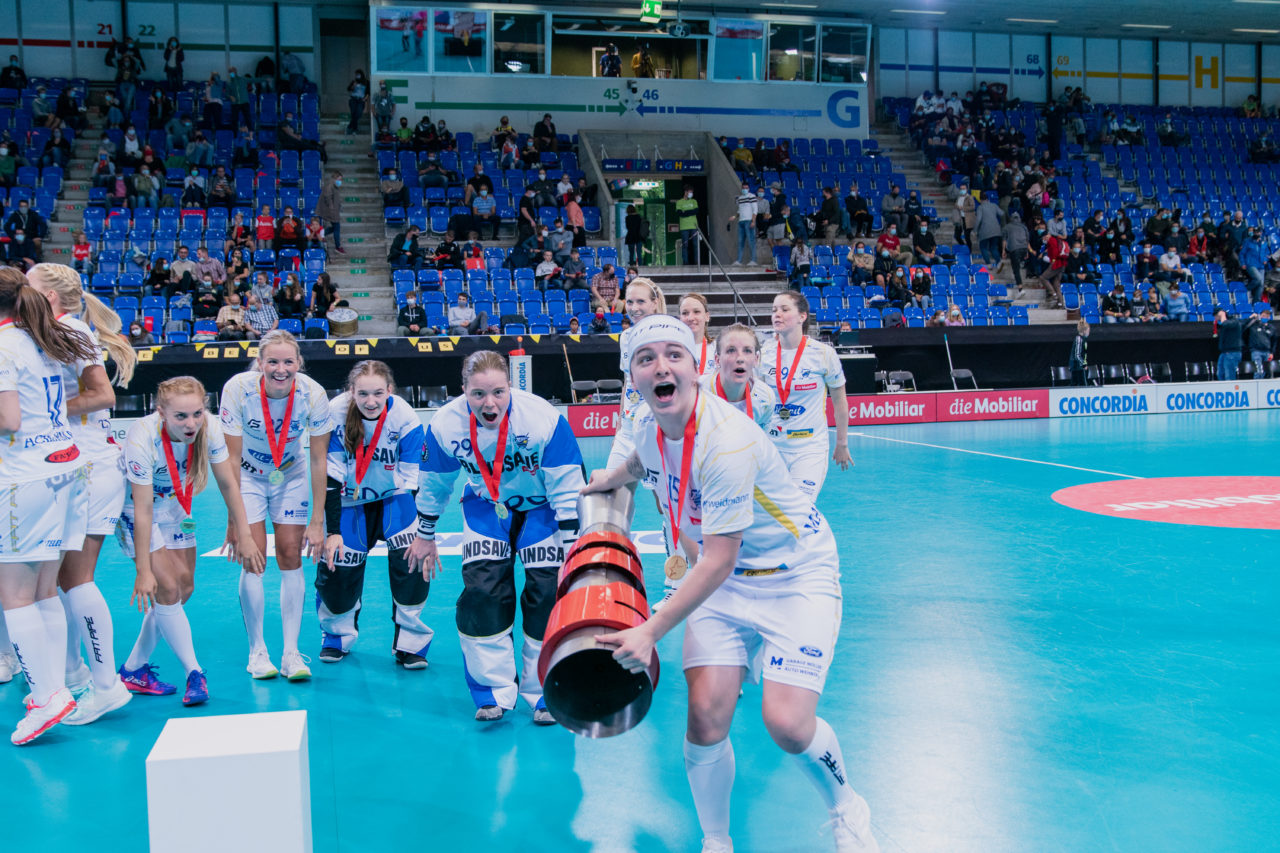 Supercup Final 4, Final Frauen, Switzerland: 30.08.2020, Zürich, Saalsporthalle, Natalie Martinakova (Nr. 15, Kloten-Dietlikon Jets) hievt den Pokal in die Höhe

Credit: Claudio Schwarz, unihockey-fotos.ch