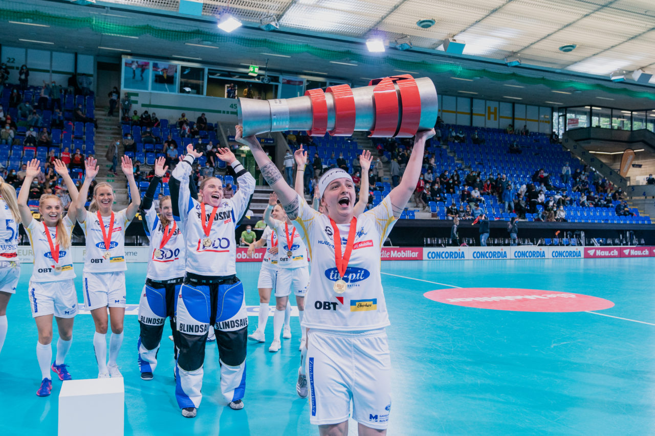 Supercup Final 4, Final Frauen, Switzerland: 30.08.2020, Zürich, Saalsporthalle, Natalie Martinakova (Nr. 15, Kloten-Dietlikon Jets) hievt den Pokal in die Höhe

Credit: Claudio Schwarz, unihockey-fotos.ch