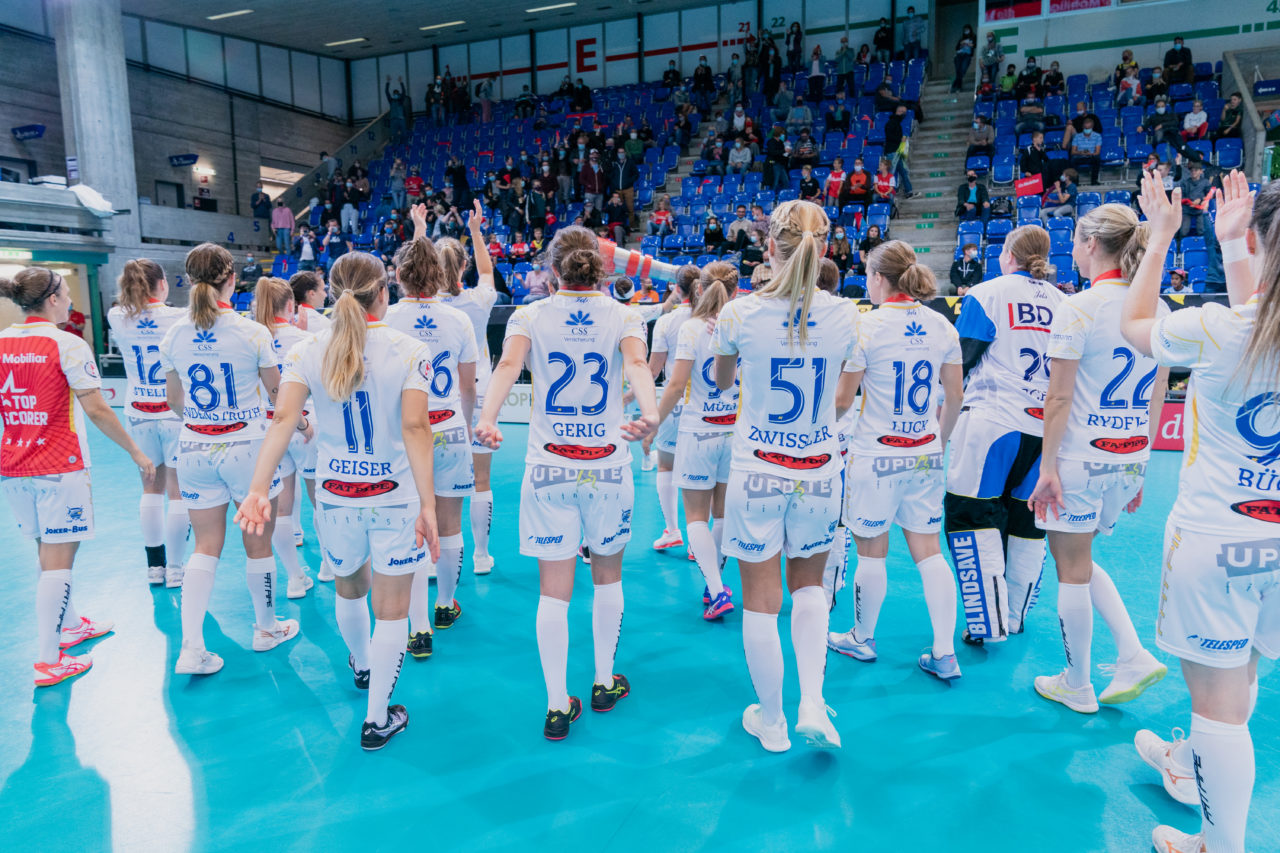 Supercup Final 4, Final Frauen, Switzerland: 30.08.2020, Zürich, Saalsporthalle, die Jets bedanken sich bei den Zuschauern

Credit: Claudio Schwarz, unihockey-fotos.ch