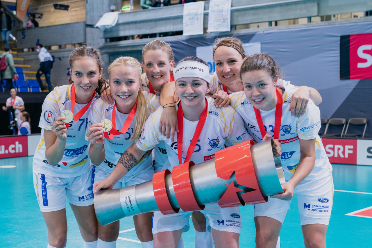 Supercup Final 4, Final Frauen, Switzerland: 30.08.2020, Zürich, Saalsporthalle, die Jets feiern den Supercup

Credit: Claudio Schwarz, unihockey-fotos.ch