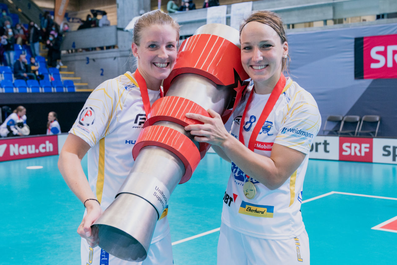 Supercup Final 4, Final Frauen, Switzerland: 30.08.2020, Zürich, Saalsporthalle, Brigitte Mischler (Nr. 8, Kloten-Dietlikon Jets) und Mirjam Hintermann (Nr. 9, Kloten-Dietlikon Jets) mit dem Pokal

Credit: Claudio Schwarz, unihockey-fotos.ch