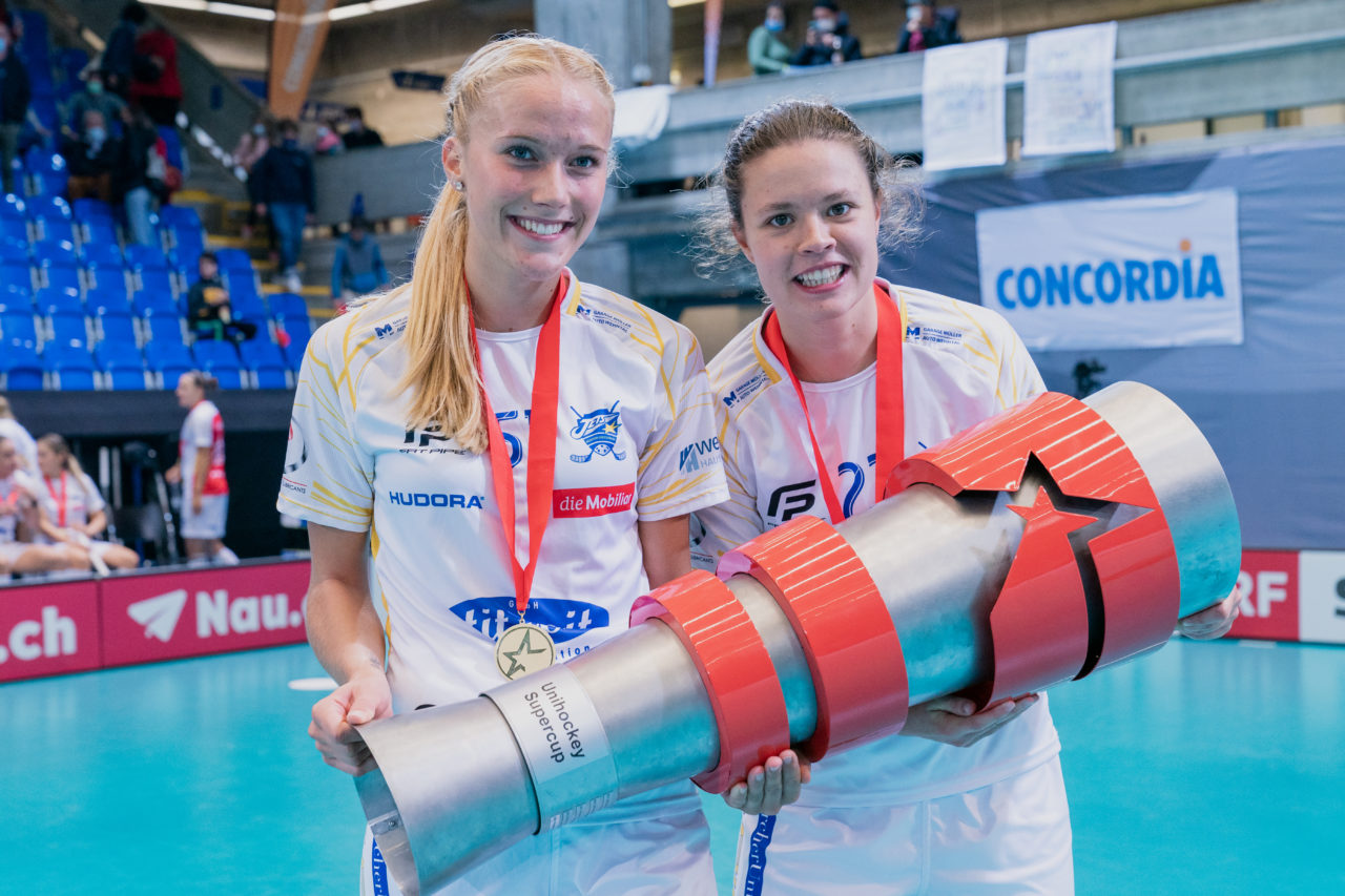 Supercup Final 4, Final Frauen, Switzerland: 30.08.2020, Zürich, Saalsporthalle, Sereina Zwissler (Nr. 51, Kloten-Dietlikon Jets) und Isabelle Gerig (Nr. 23, Kloten-Dietlikon Jets) mit dem Pokal

Credit: Claudio Schwarz, unihockey-fotos.ch