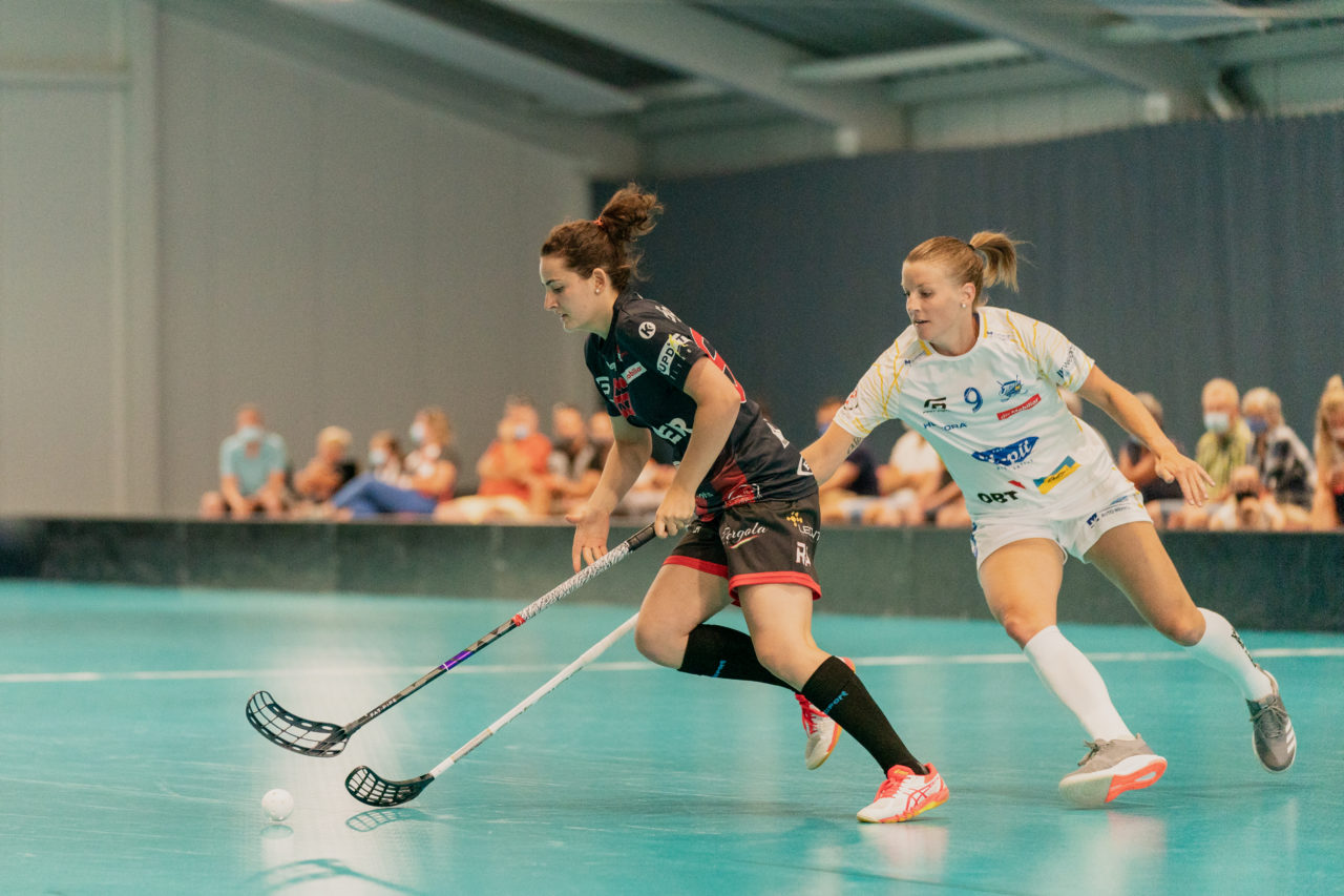 Mobiliar Trophy, Red Ants Rychenberg Winterthur - Kloten-Dietlikon Jets, Switzerland: 21.08.2020, Winterthur, Win-4 Trainingshalle, Mirjam Hintermann (Nr. 9, Kloten-Dietlikon Jets) stört die Red Ants Spielerin

Credit: Claudio Schwarz, unihockey-fotos.ch